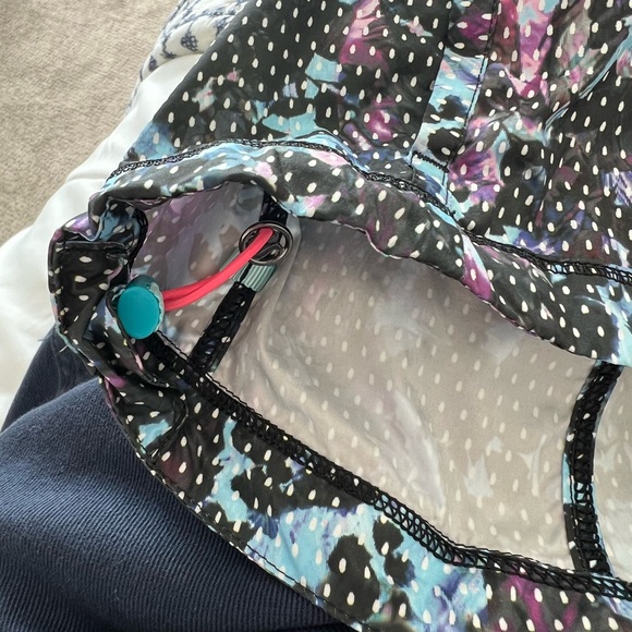 Lululemon rain coat size 6 - Picture 8 of 8